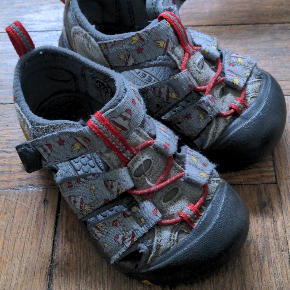 7 toddler rocket ship keens Newport